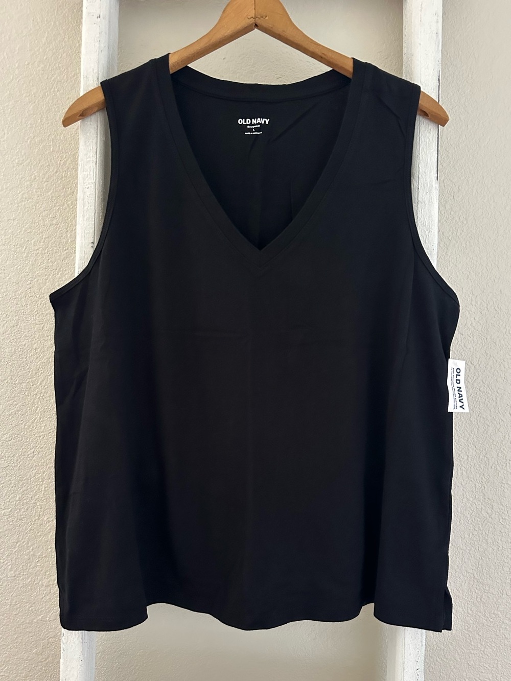 NWT Old Navy Black V-Neck Sleeveless Tank Top